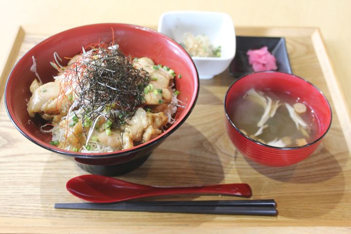 地元ブランド肉・しもつけ鶏とたっぷりの野菜がのった下野とり丼1320円（小鉢・味噌汁付き）
