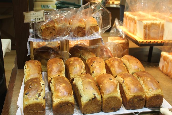 常のぶどうパンのほか、ぶどうが1.7倍入ったぜいたくぶどうパンも