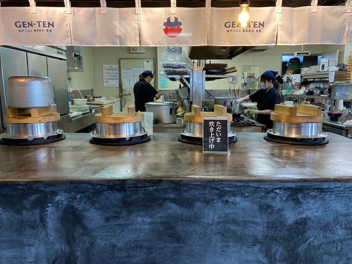 羽釜で炊いたふっくら甘いご飯は格別