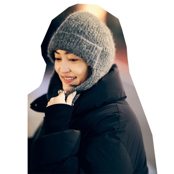 耳当てがついたウールアルパカMIXのニット帽で防寒