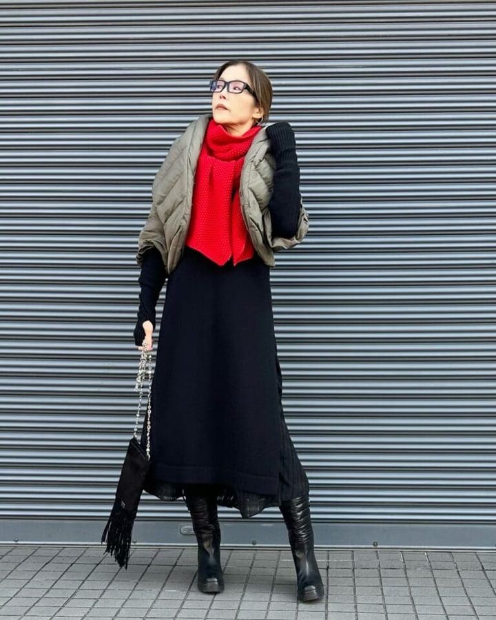 マフラー／Valentino、ボレロダウン／murna、ワンピース／hyke、インナーワンピース／estnation、ブーツ／moncler、メガネ／PRADA