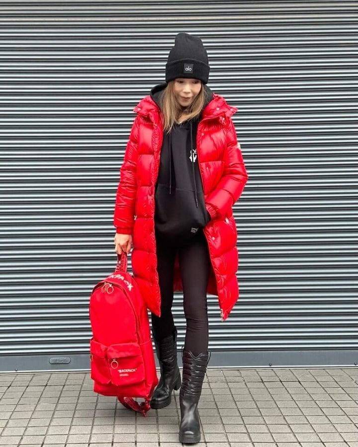 ダウンコート／moncler × Valentino、ブーツ／moncler、フーディ&バックパック／off-White、レギンス&ニットキャップ／Alo Yoga