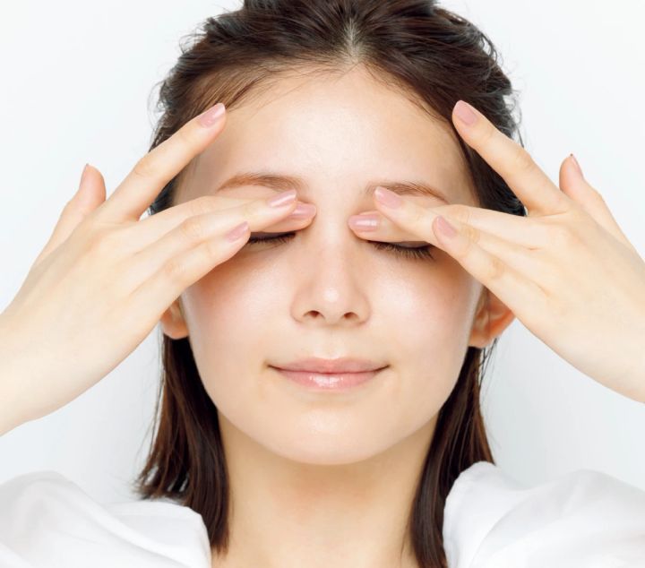 長井かおり スキンケア しっとり美容液を細部までなじませる