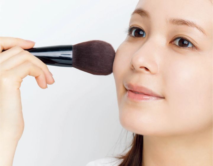 微振動で粉をまぶし毛先で余分な粉を払う