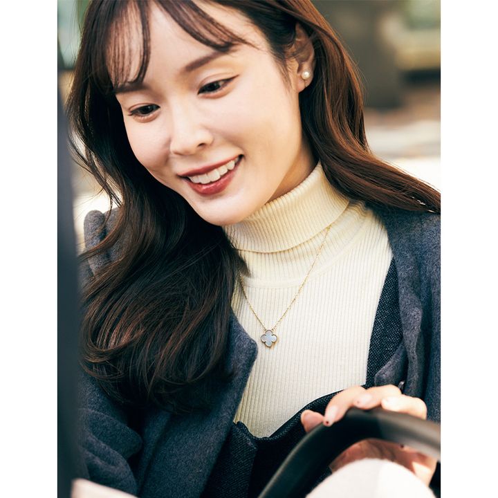 プッシュギフトのヴァンクリーフ＆アーペルのアルハンブラのネックレスを身につけた読者