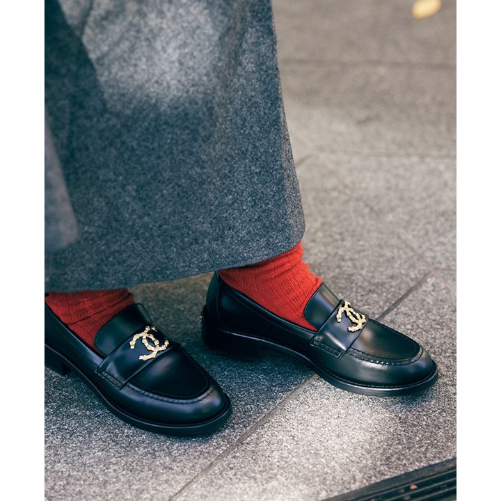 プッシュギフトのシャネルのローファーを履いた読者