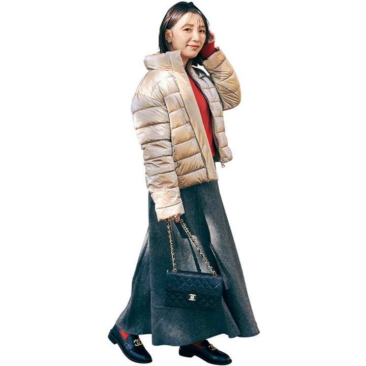 赤ニットとグレーのスカートにベージュのダウンとシャネルの小物を合わせた読者