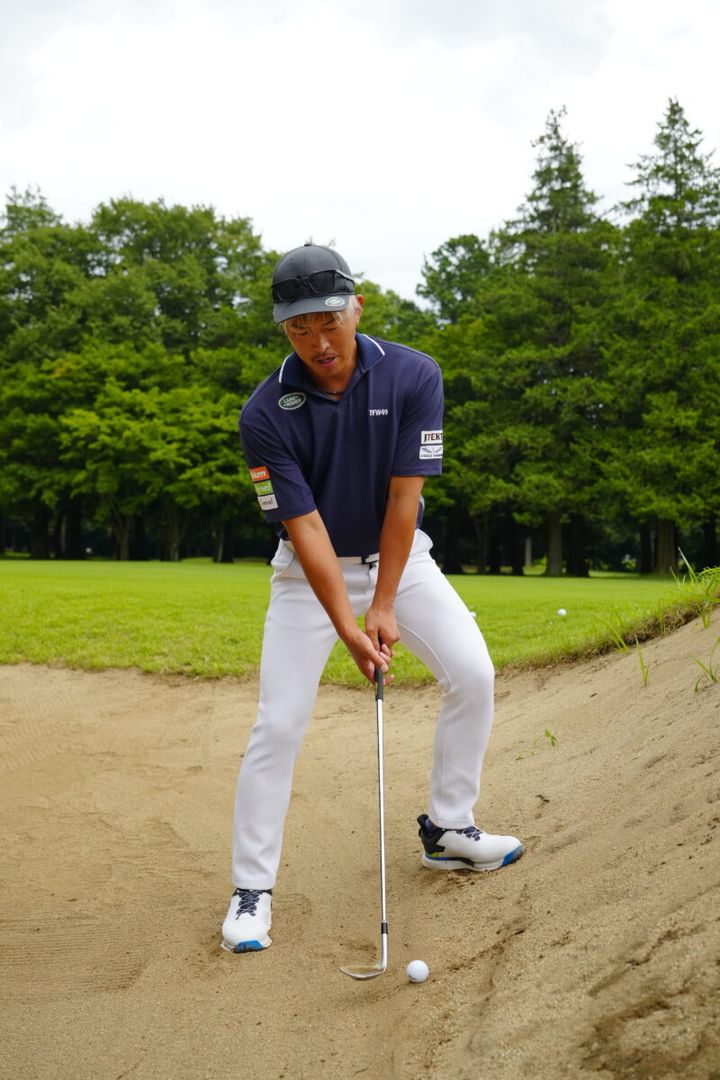 アゴが高いバンカーを抜け出すコツって？クラブに合わせて振り抜くと◎