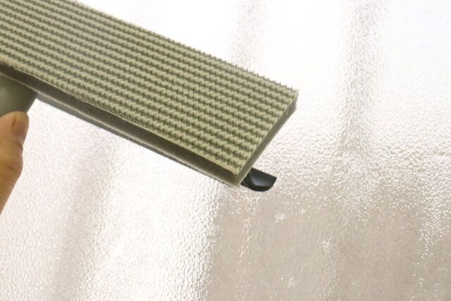 ダイソー 窓・網戸クリーナー（落ち落ちV） 水切りワイパー 使用例