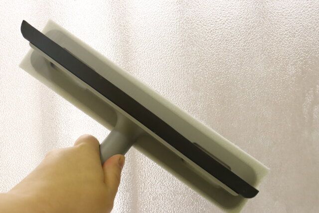 ダイソー 窓・網戸クリーナー（落ち落ちV） 使用例 窓