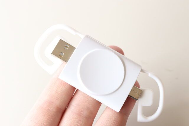 ダイソーのApple Watch用 充電器の接続コネクターは2WAY仕様