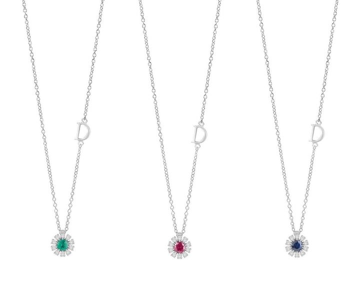 「マルゲリータ」ネックレス 左から（WG×ダイヤモンド×エメラルド）￥294,800 （WG×ダイヤモンド×ルビー）￥278,300 右（WG×ダイヤモンド×サファイア）￥278,300