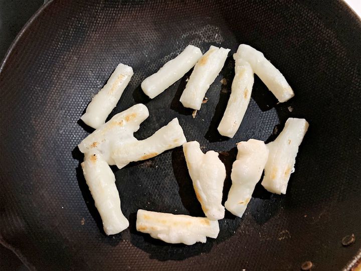 餅だけをフライパンで焼く