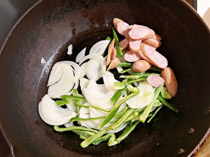 野菜とウインナーを焼く