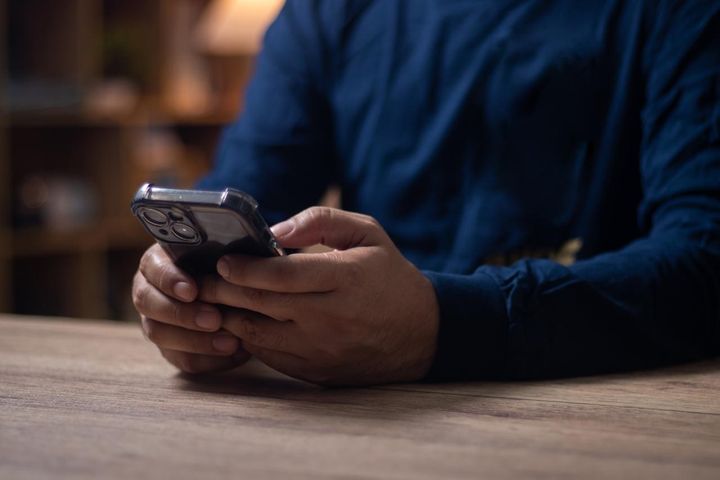 画像: やはり夫は『真っ黒』だった、、、スマホから【不倫】が発覚！ 逆ギレする夫に、救世主が喝！