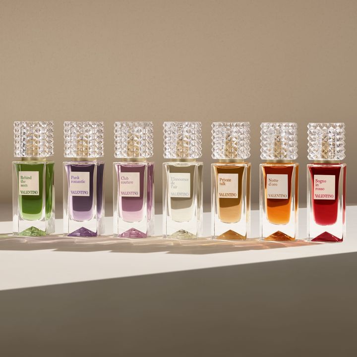 〈左から〉ビハインド ザ シーン、パンク ロマンティック、クラブ クチュール、リノサンス ドゥ レール、プライベート トーク、ノッテ ドーロ、ソーニョ イン ロッソ 各30ml ￥22,000 各100ml ￥57,200／ヴァレンティノ ビューティ
