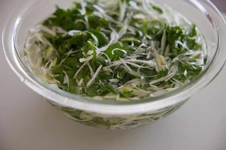 春菊とねぎをカットする