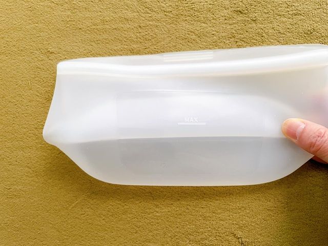 ダイソーシリコーン保存袋 マチを折ると隙間に収納可能