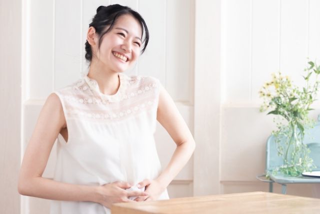 椅子に座った笑顔の女性