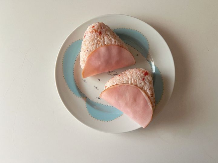 梅干しとクリームチーズの相性が抜群なパリおにぎりの作り方【渡辺友美子のパリおにぎりのレシピ vol.8 〜レシピで旅するヨーロッパ〜】