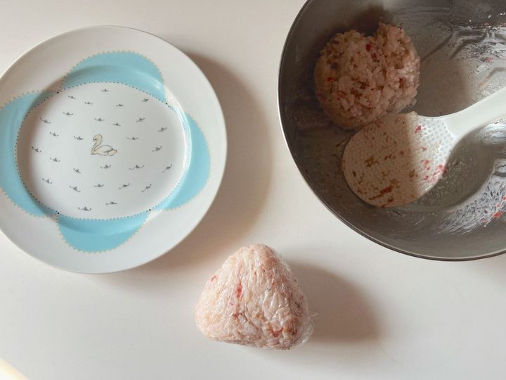 梅干しとクリームチーズの相性が抜群なパリおにぎりの作り方【渡辺友美子のパリおにぎりのレシピ vol.8 〜レシピで旅するヨーロッパ〜】