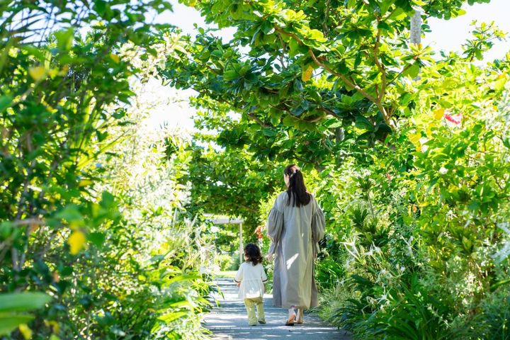 花咲く庭の散策も