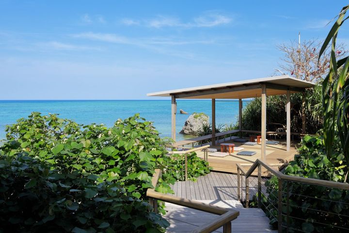 海に最も近い「海辺のテラス」で居間の様にくつろぐ