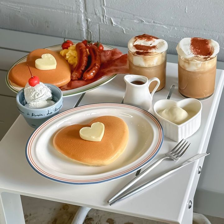 （写真左上から反時計回りに）「ハートパンケーキB」1580円、「ハートパンケーキA」1300円、「アインシュペナー」790円