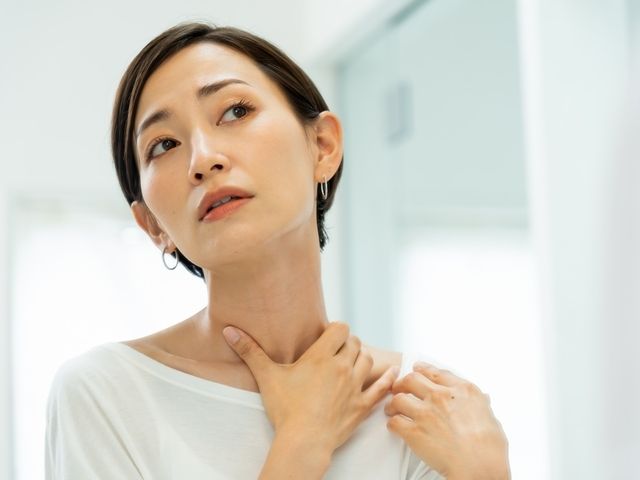 首を気にする女性