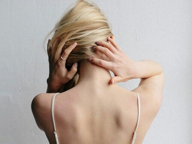 髪の毛をあげる女性