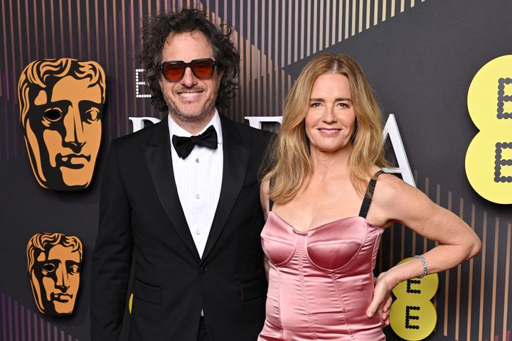 夫のデイヴィス・グッゲンハイムとともに来場した2024年の英国アカデミー賞にて。