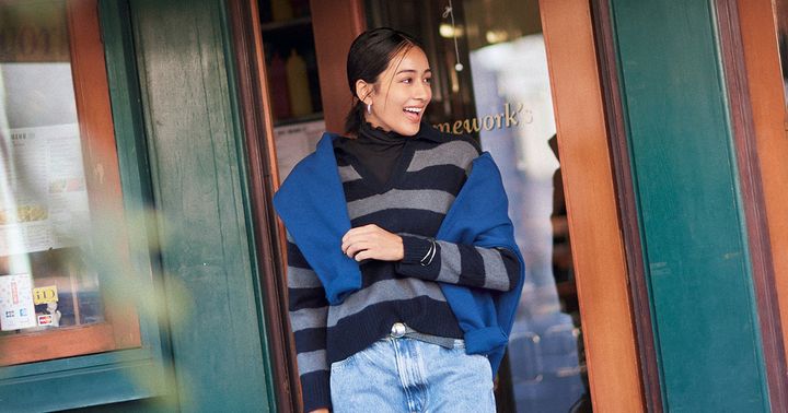 GUのタートルニットとボーダーニットを重ね着してZARAのブルーニットを肩掛けした木佐貫まやさんのコーデ