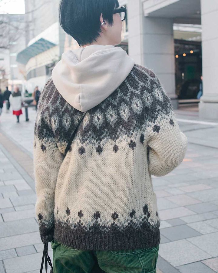 “パーカをレイヤード”のお手本コーディネート5選。冬はフーディで首周りも暖かく【TOKYO SNAP】