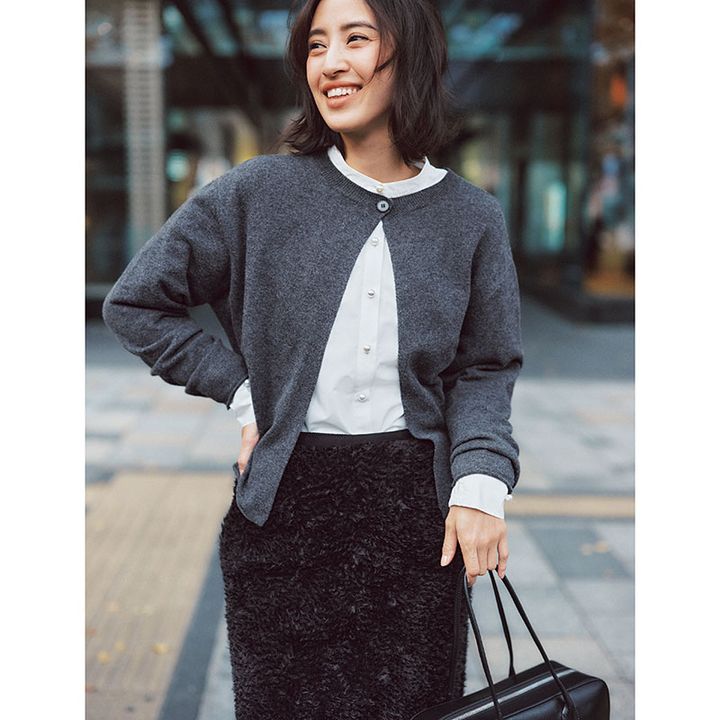 シンプルで上品なカーディガンコーデ