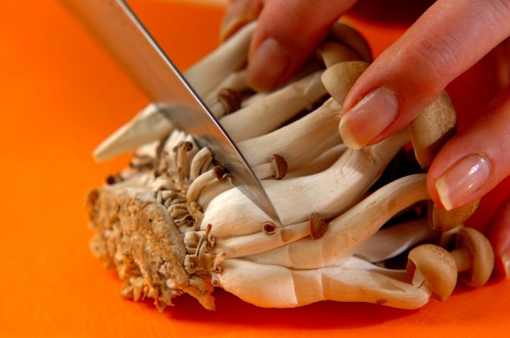 モヤシとシメジの中華風の下準備1