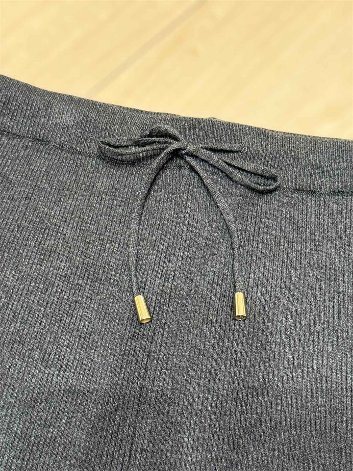 画像: 紐で調節も可能