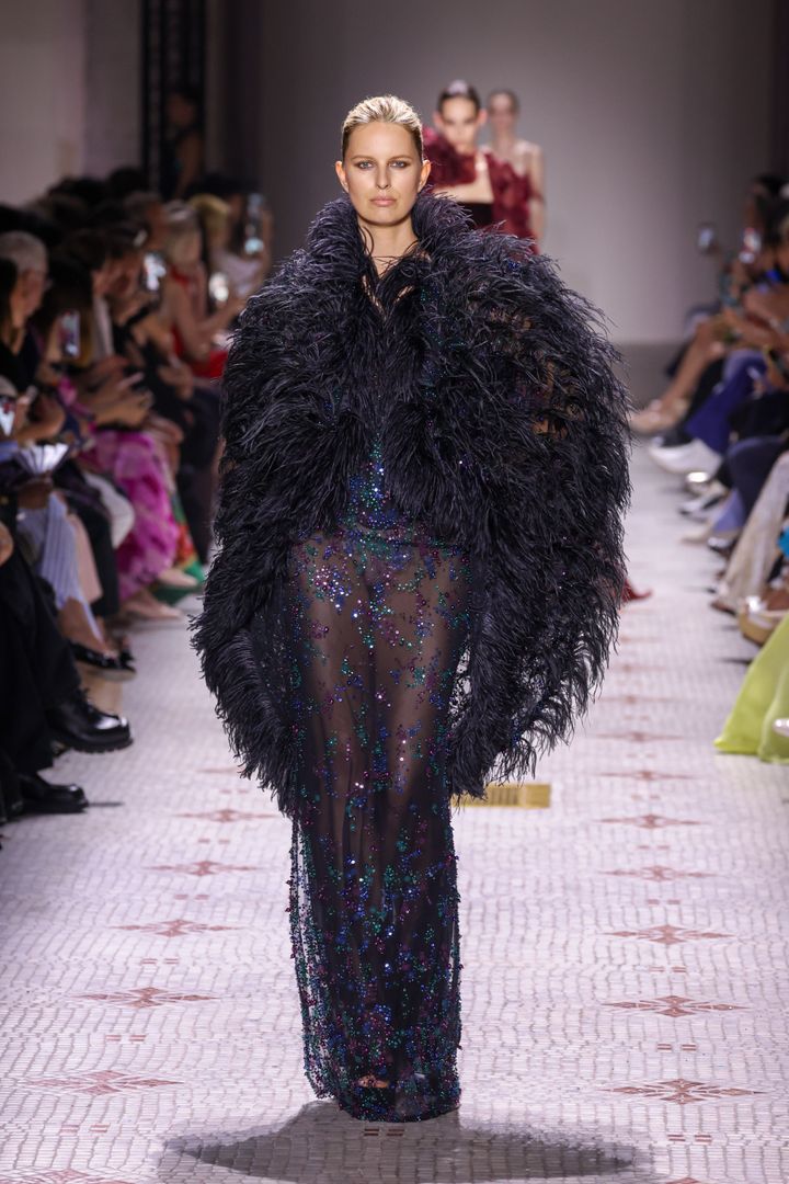パリで行われたエリー サーブ（ELIE SAAB）の2024/2025秋冬コレクションにて。Photo_ Peter White / Getty Images