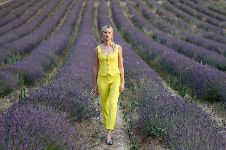 2024年3月、プロヴァンスにて撮影。MARC CAIN（マーク・ケイン）のコレクションをまとって。Photo_ Franziska Krug / Marc Cain via Getty Images