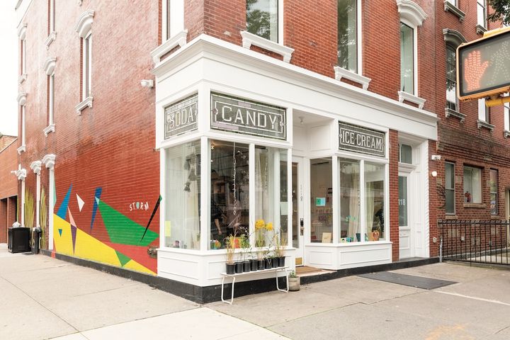 STORM BOOKS & CANDYの店外