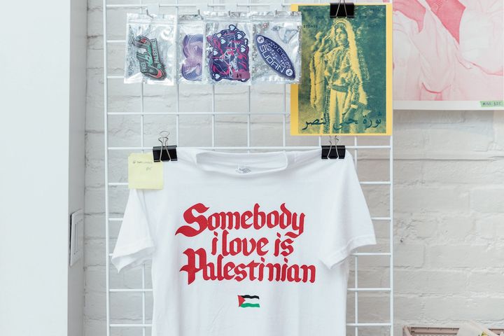 地元のアーティストによるＴシャツ