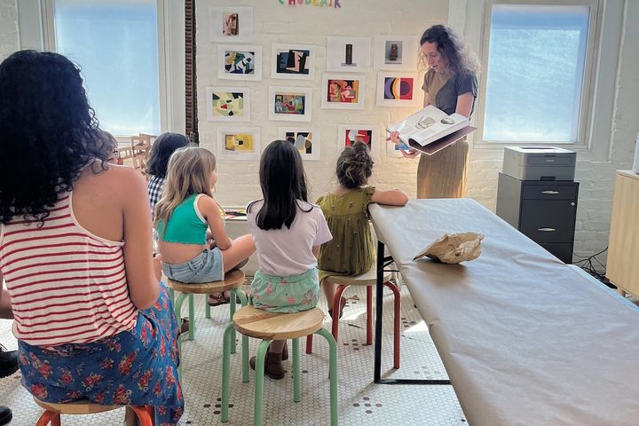 抽象芸術の作家サルワー・ラウダ・シュカイールの作品をモチーフにしたコラージュを学ぶ会の様子