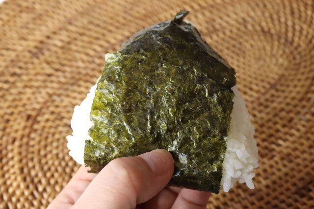 ダイソーのおにぎりが美味しくなる穴あけ海苔パンチ