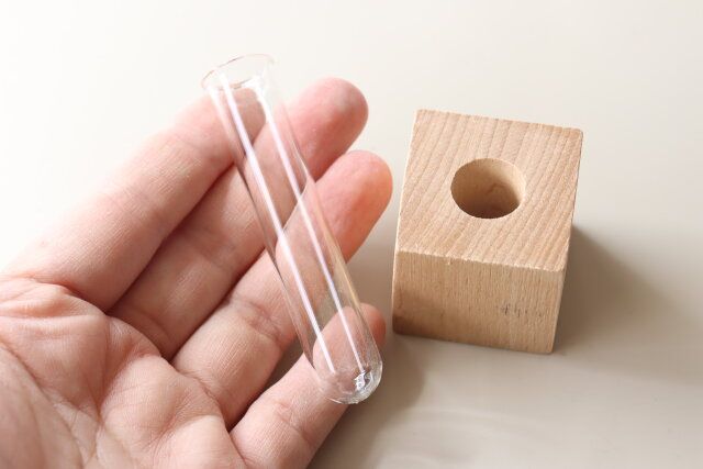 ダイソーの高見え木製一輪挿し ガラス試験管付