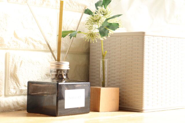 ダイソーのお洒落な木製一輪挿し ガラス試験管付