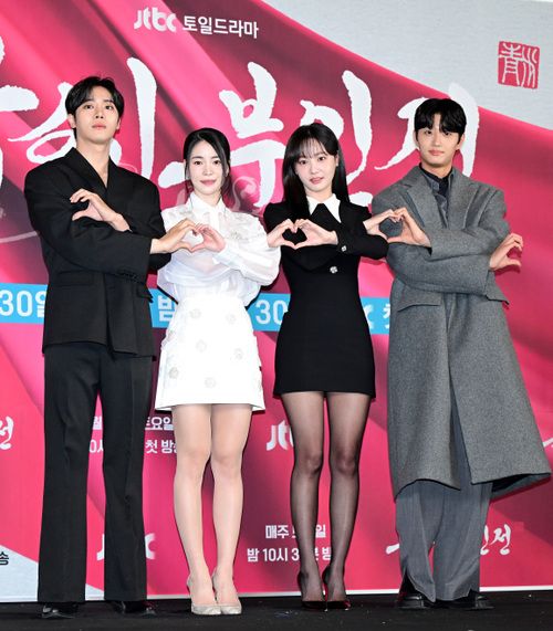 『オク氏夫人伝』の出演者たち