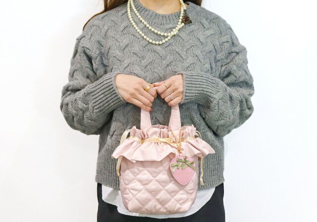宝島社ムック付録のメゾン ド フルールのいちご巾着トートバッグとチャーム3