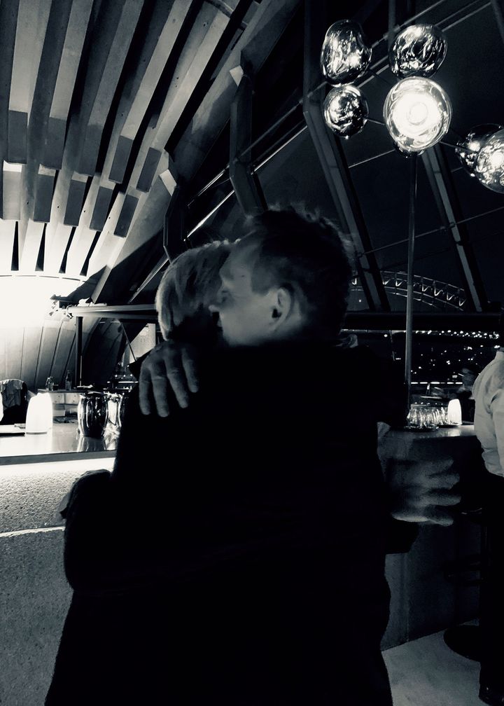 抱き合う坂本龍一とカールステン・ニコライ