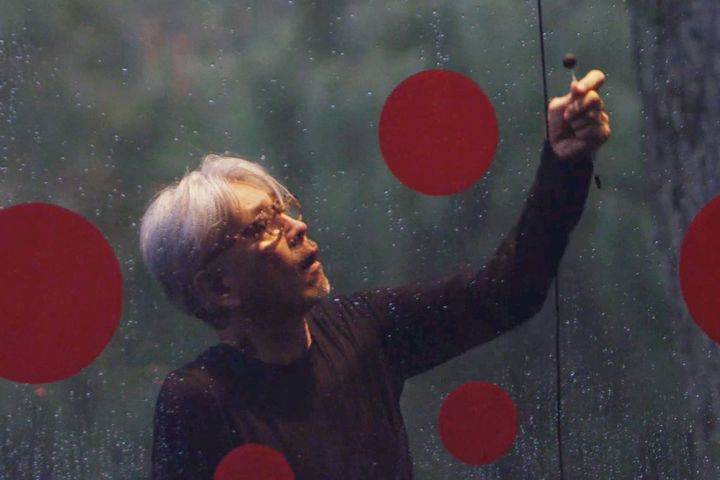 2016年、〈ガラスの家〉での即興演奏の様子