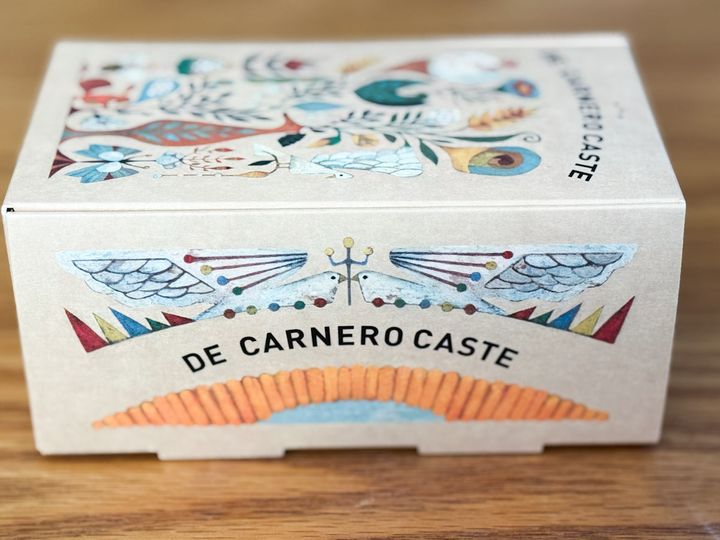 「スパイスカステラ」のパッケージ側面