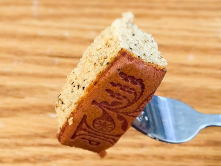 フォークで持った「スパイスカステラ」